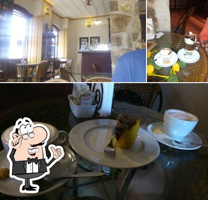 Sente em uma das mesas no Café Pingado