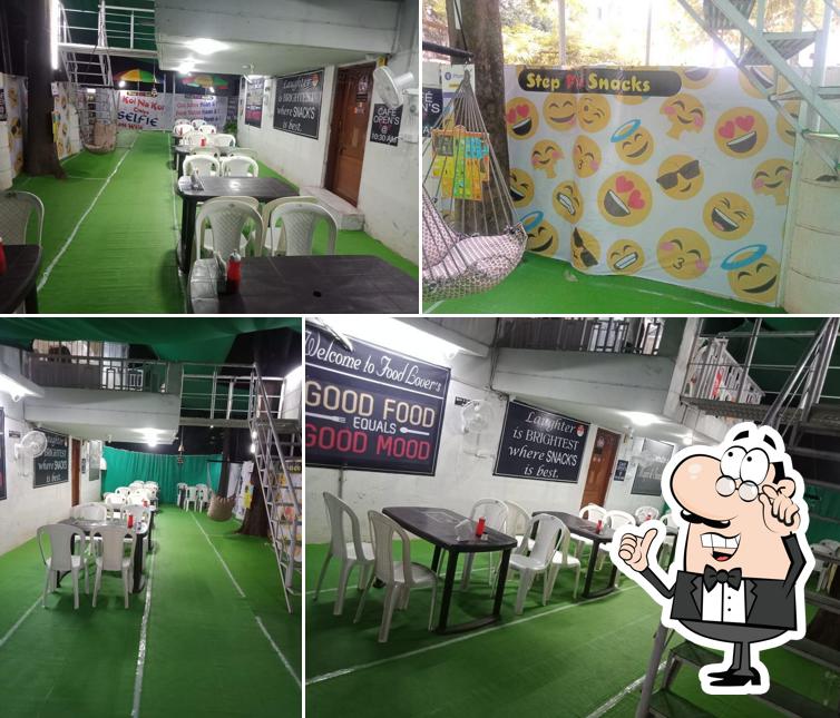 The interior of STEP FOR SNACK'S