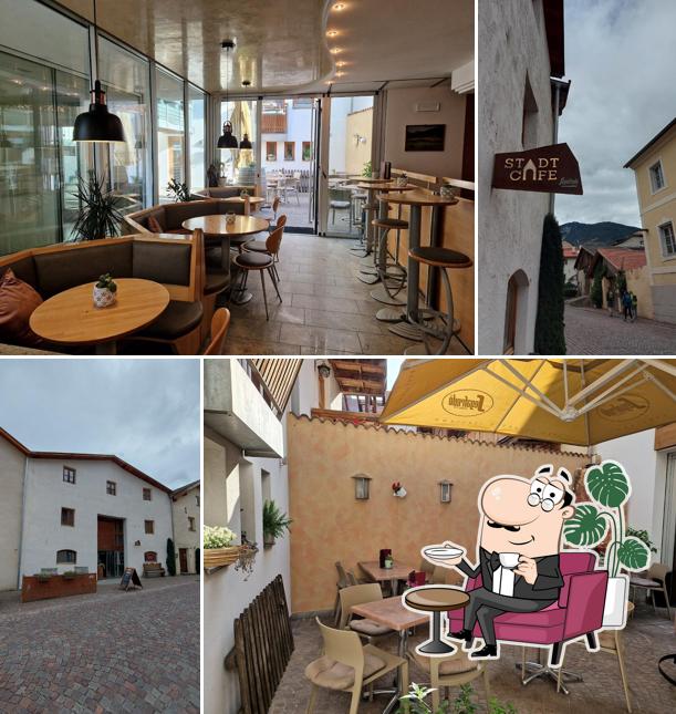 Dai un'occhiata agli interni di Stadt Café