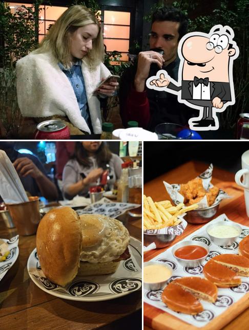 Sente em uma das mesas no Rio´s Burguer e Cozinha