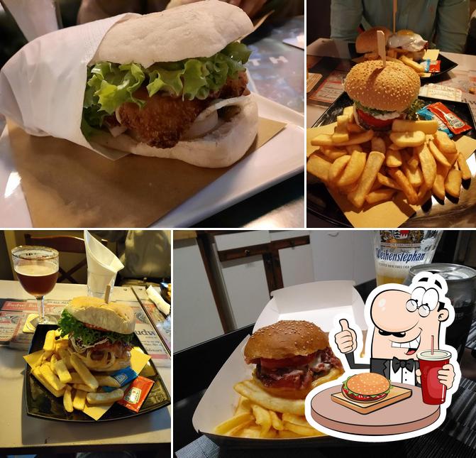 Gustati uno dei tipi di hamburger disponibili a Birreria Sun Moon
