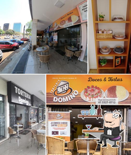 Sente em uma das mesas no Torteria Dominó