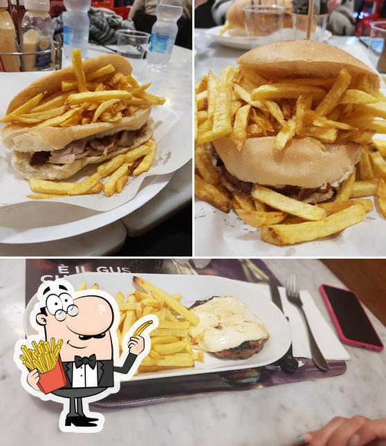 Prova a prendere un piatto di patatine a Salotto Fico - Ristopub - Paninoteca