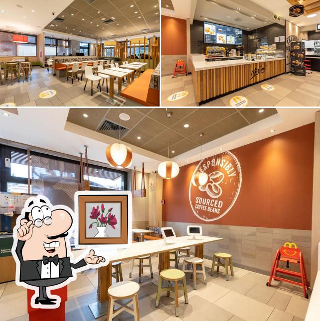 Dai un'occhiata agli interni di McDonald's Corciano