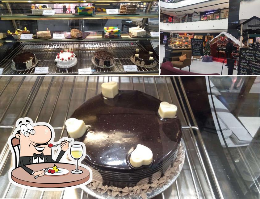 The picture of The Waverly Express’s food and interior