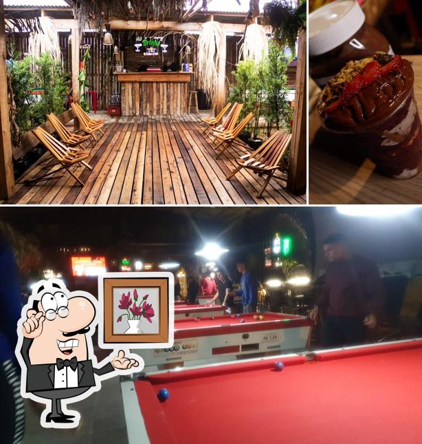 Esta é a imagem mostrando interior e comida no Bar Estaleiro 2 irmãos