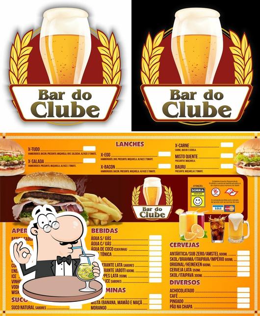 Entre diferentes coisas, bebida e cidadãos podem ser encontrados no Bar do Clube