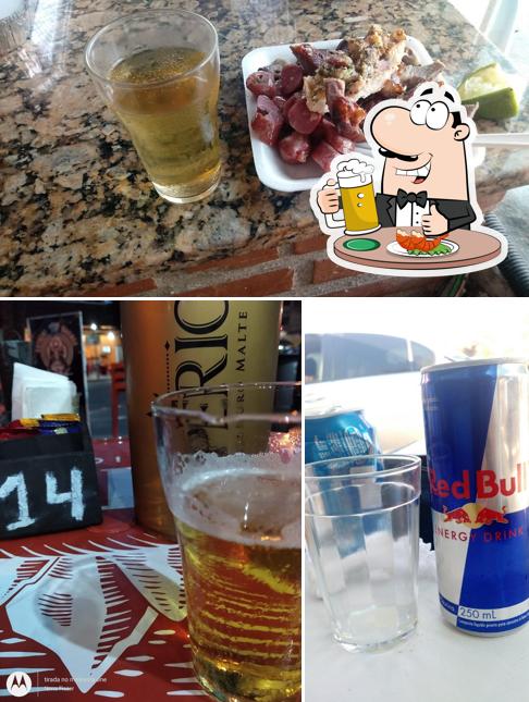 Desfute um copo de cerveja leve ou escura