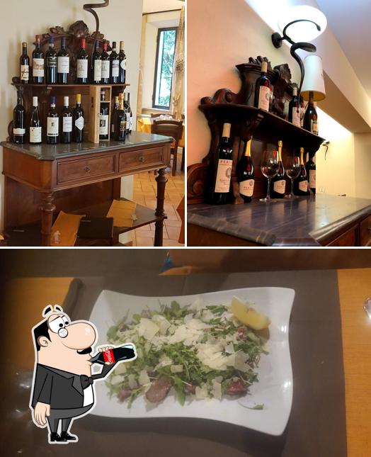 La foto di bevanda e cibo da Salustri