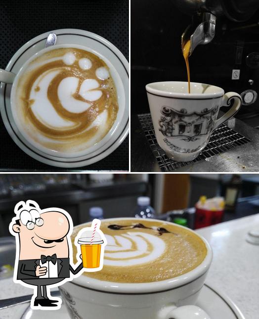 Goditi un drink a CAFFETTERIA DEL MOLO