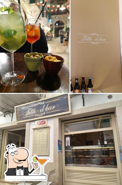 La foto di bevanda e interni da Caffè Del Porto