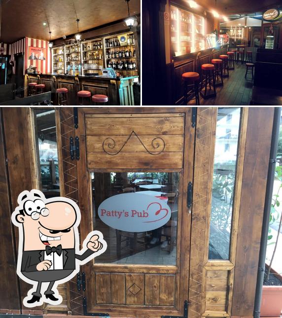 Siediti a un tavolo di Patty'S Pub