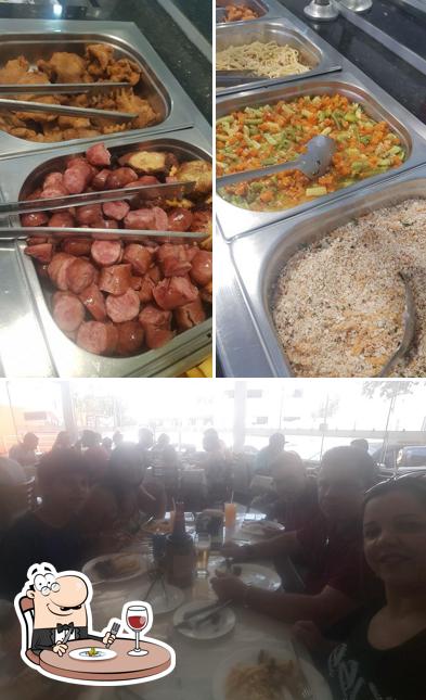 A comida e mesa de jantar do restaurante