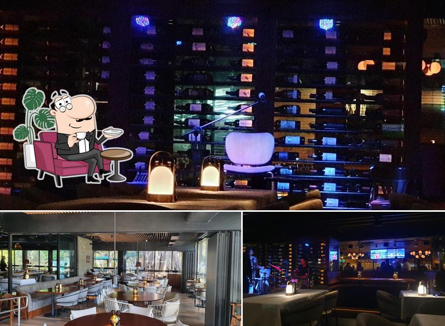 Sente em uma das mesas no Vasto Restaurante 108 Sul: Parrilla, Sushi, Carnes, Vinho, Chopp, Delivery DF