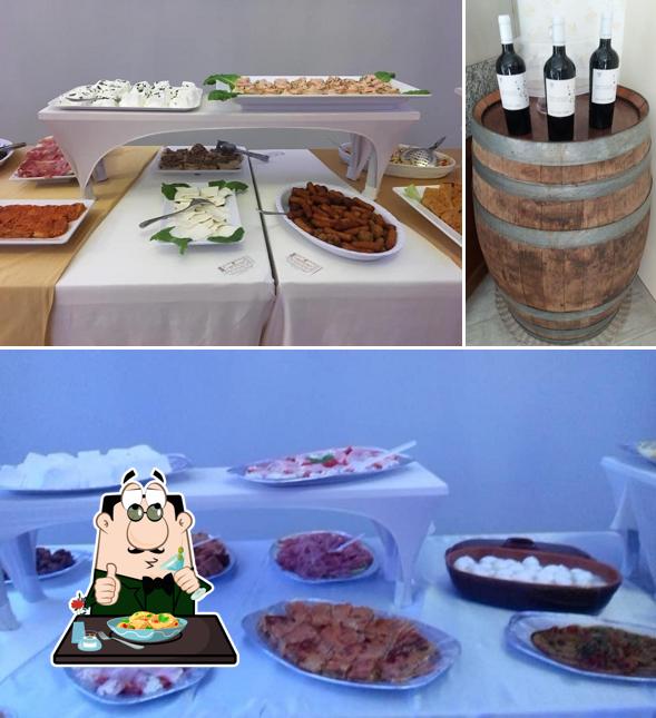 Tra le varie cose da Il Marchese Pazzo si possono trovare la cibo e vino