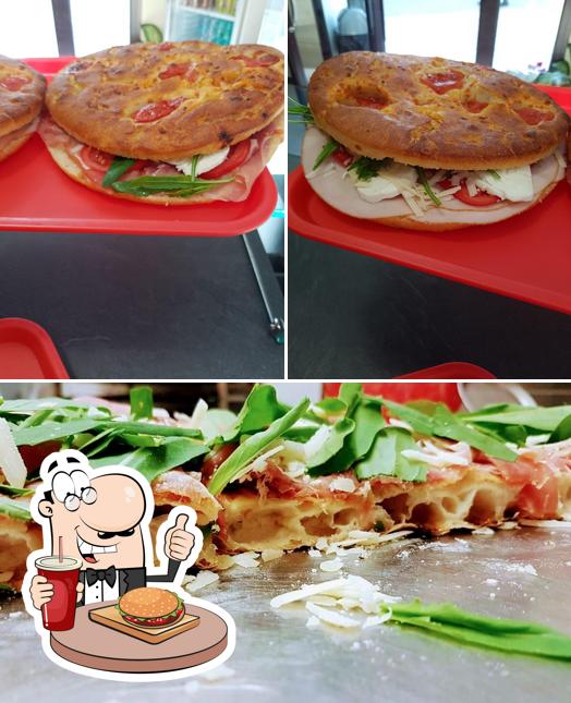 Ordina un hamburger a Angolo Della Focaccia. Focacceria panzerotteria