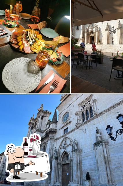 Guarda la foto che mostra la tavolo da pranzo e esterno di Italian Bar