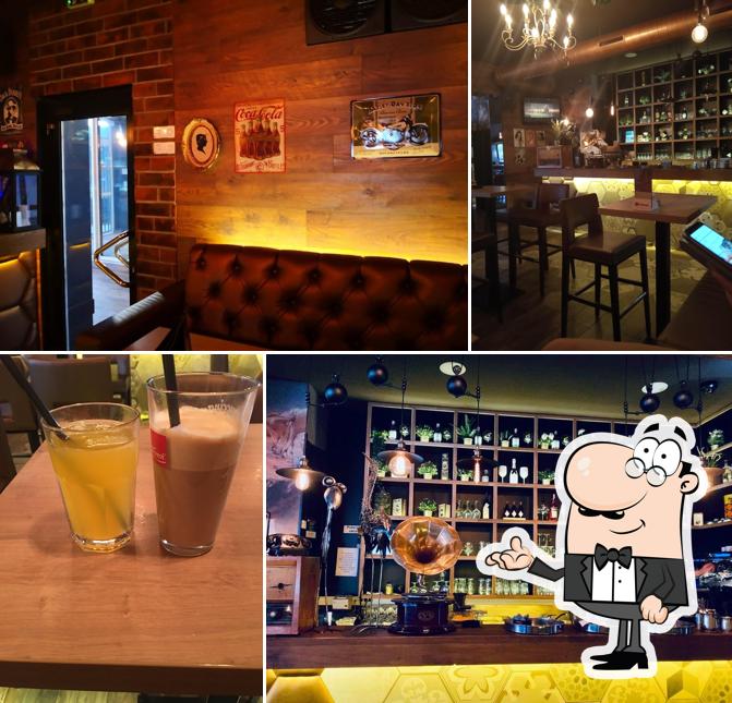 Siediti a un tavolo di Caffe bar Elite