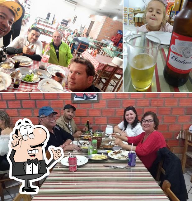 Entre diferentes coisas, interior e cerveja podem ser encontrados no Divino Chapão
