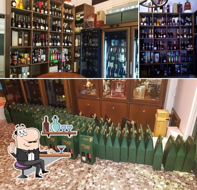 Dai un'occhiata agli interni di Enoteca Non Solo Vino