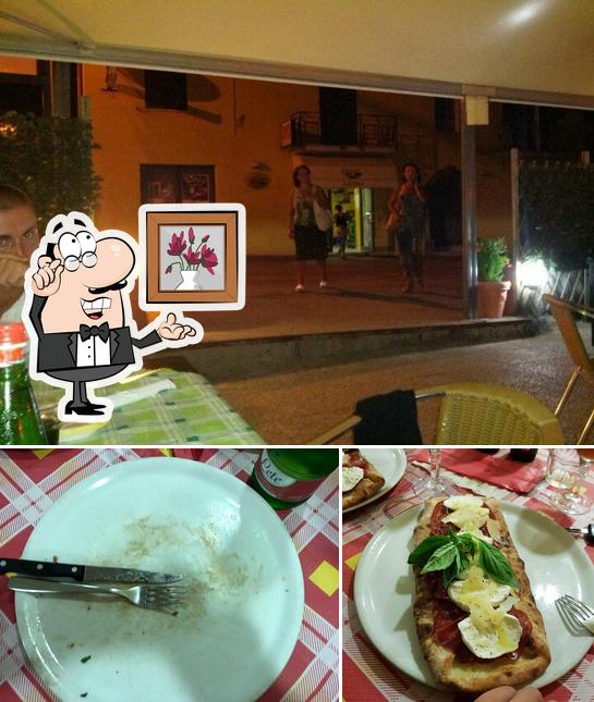 Pizzeria ALMAYER si caratterizza per la interni e tavolo da pranzo
