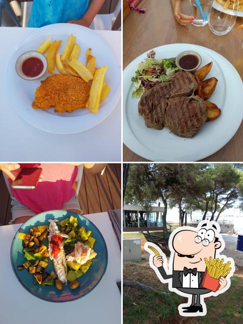 Ordina un piatto di patatine a Tuna Bay Restaurant
