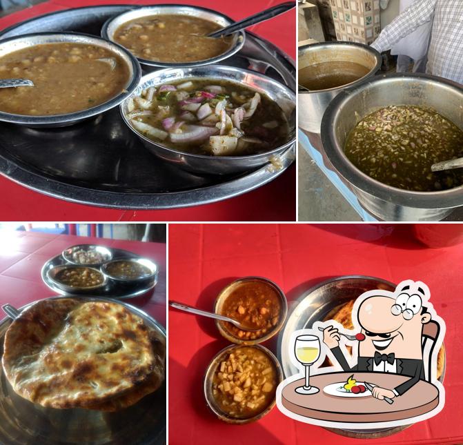 Food at All India Famous Amritsari Kulcha