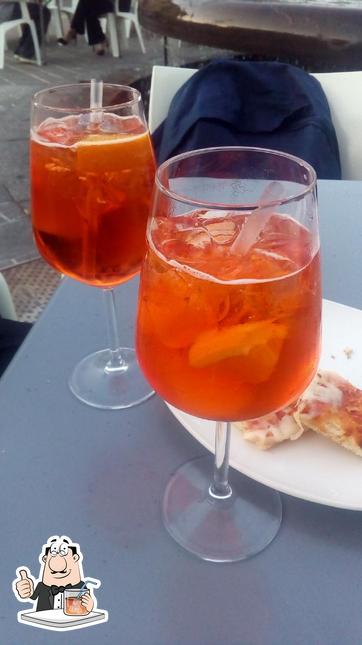 Goditi un drink dal menu