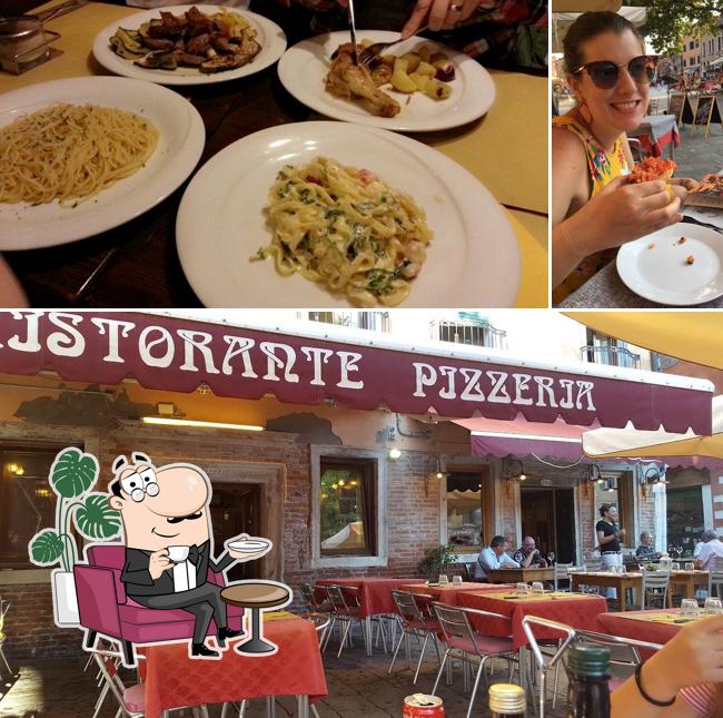 La interni e cibo del ristorante