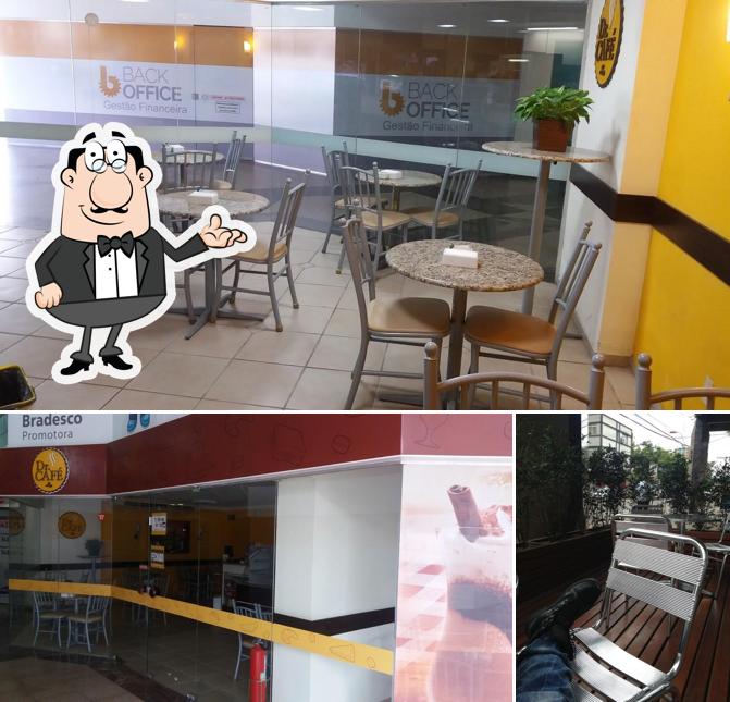 O interior do Cafeteria Dr. Café