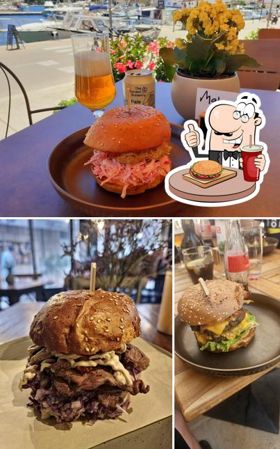 Gustati uno dei tipi di hamburger proposti a Maha Bar