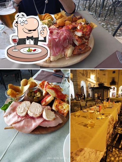 La cibo e tavolo da pranzo del ristorante