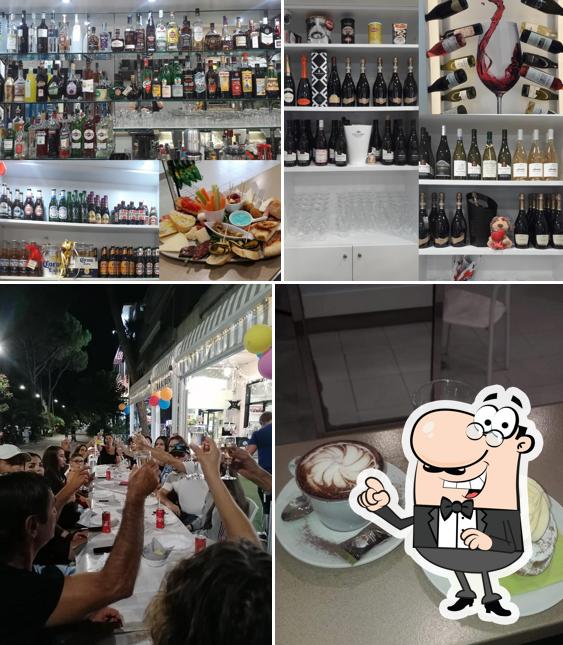 Gli interni di Bar/VINERIA 105