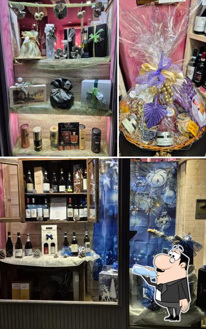 Tra le diverse cose da Enotecavinosincero si possono trovare la bevanda e cibo Tra le diverse cose da Enotecavinosincero si possono trovare la bevanda e cibo