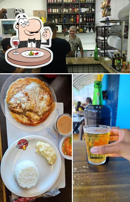 A comida e balcão de bar do restaurante