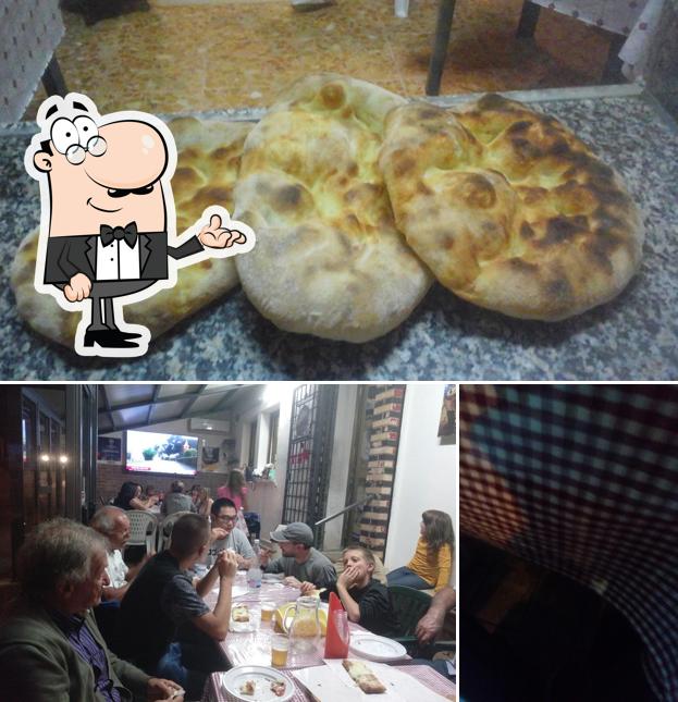 Questa è la immagine che mostra la interni e cibo di Pizza'us