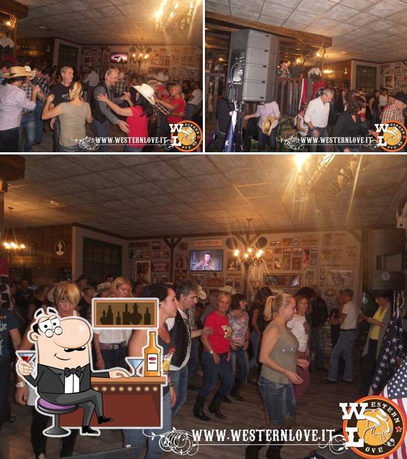 Dai un’occhiata alla foto che mostra la bancone da bar e interni di El Paso Western Food