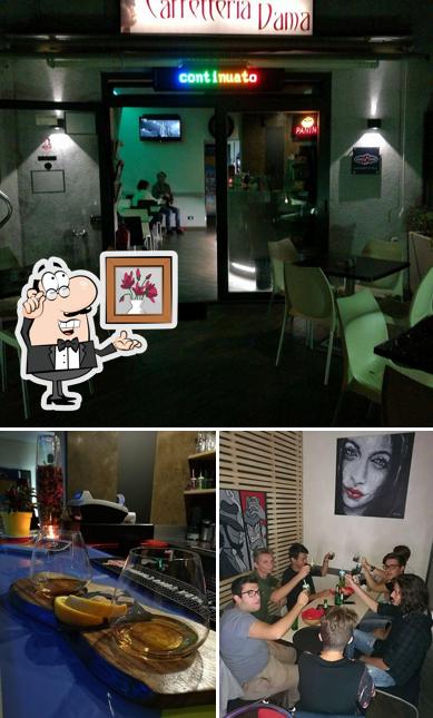 Questa è la immagine che presenta la interni e cibo di Dama lounge bar