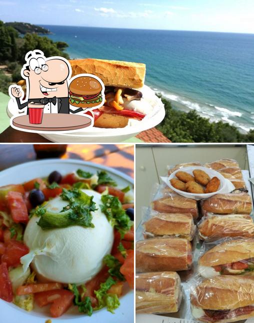 Prenditi un hamburger a Arenauta Ristoro & Albergo - Arenautamare & parcheggio
