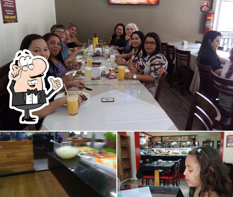 Sente em uma das mesas no Forno & Fogão Grill