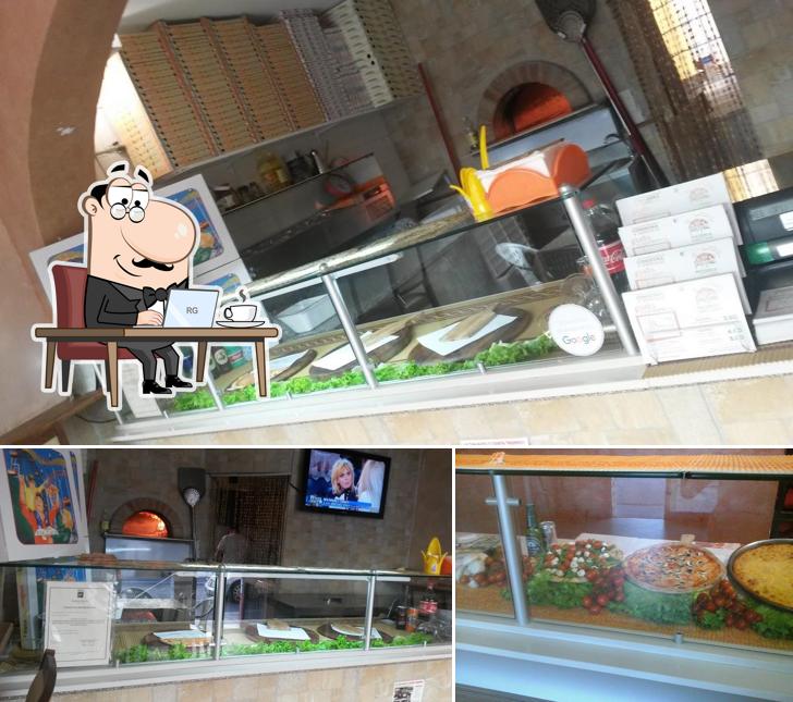 Punto pizza si caratterizza per la interni e cibo