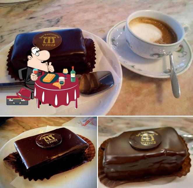 Pasticceria Milani serve un'ampia varietà di dolci