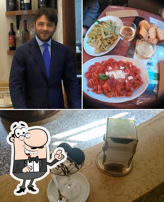 La interni e bancone da bar del ristorante