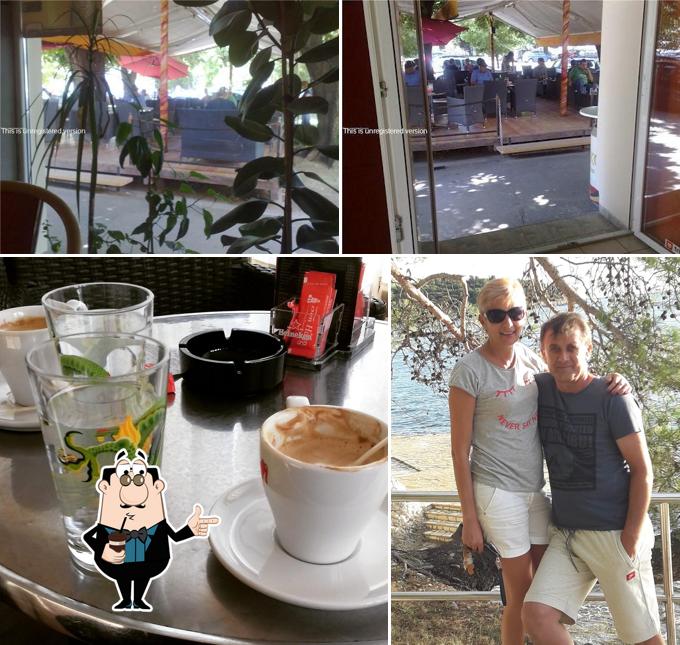 Goditi qualcosa da bere a Caffe bar Hag