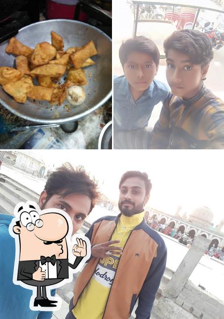 Look at the pic of Munna Bhai Pakode Wale