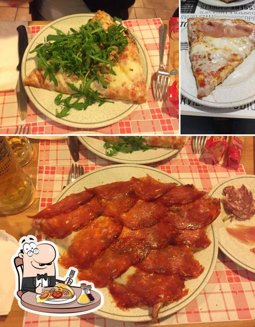 Ordina tra le svariate varianti di pizza