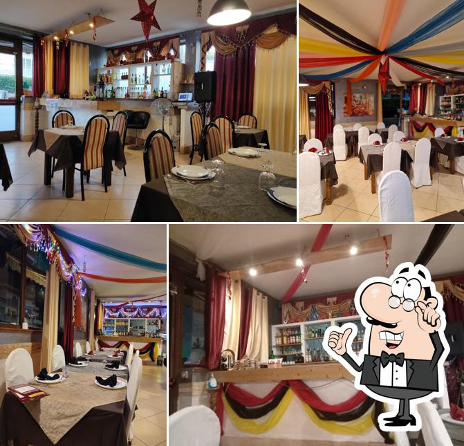 Dai un'occhiata agli interni di Punjabi village ristorante indiano