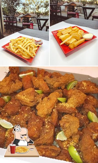 Batata frita em Frango Frito chicken.ro crocante empanado