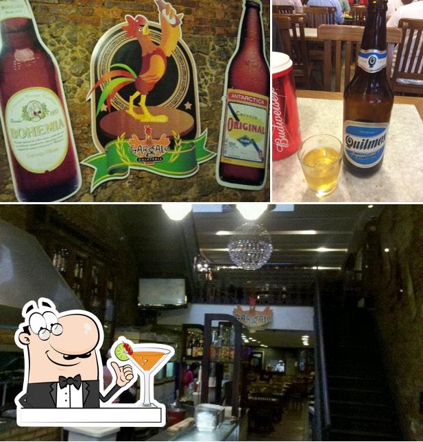 Entre diversos coisas, bebida e balcão de bar podem ser encontrados a Gargalo na Brasa