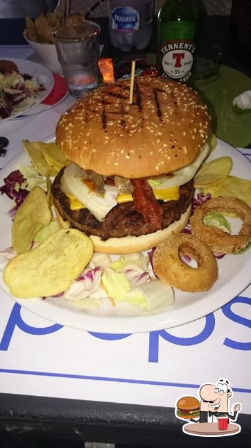 Prenditi un hamburger a Black Out Pub